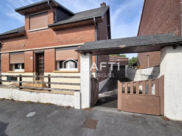 maison semi mitoyenne 5 pièces avec véranda, jardin et garage, proche de toutes commodités et d'une 