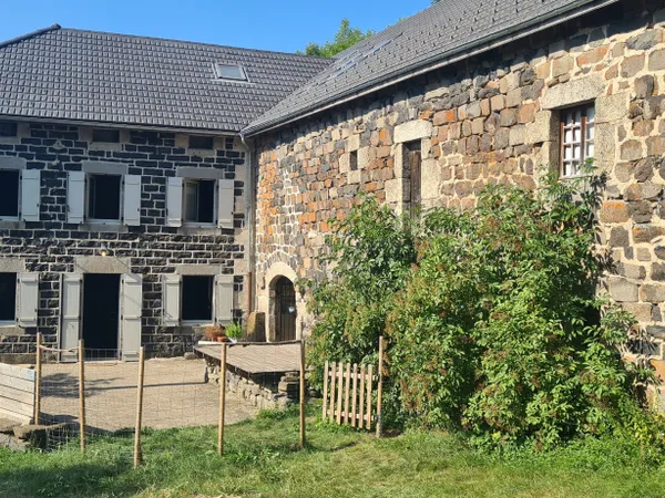 Maison en pierres dans hameau