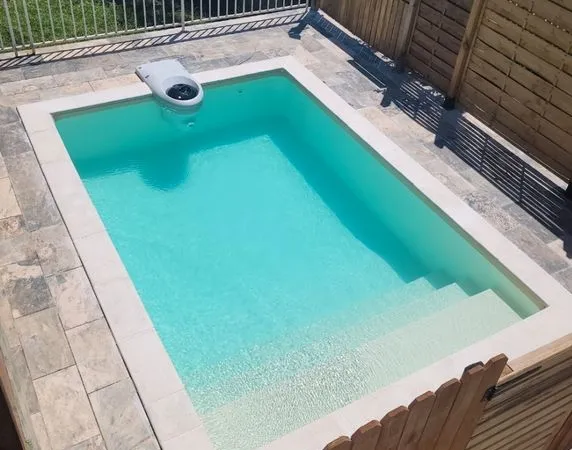 Loue F2 meublé avec piscine en bas de villa à Redoute à Fort-de-France