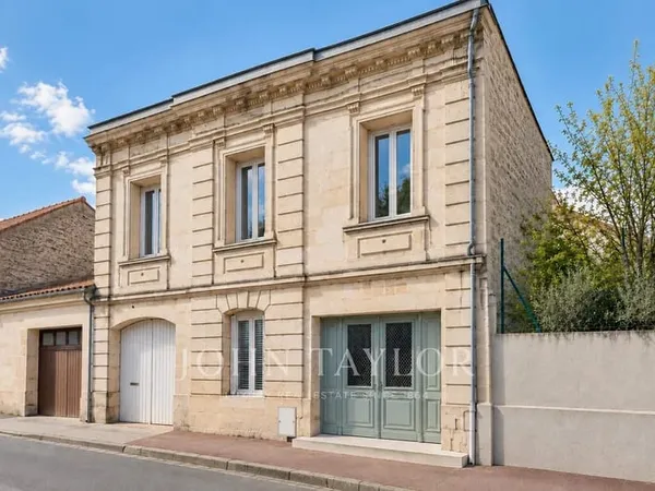 MAGNIFIQUE MAISON DE VILLE RÉNOVÉE AVEC TERRASSE, PISCINE ET DÉPENDANCE