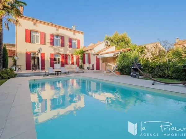 Maison bourgeoise de 240 m² avec piscine, terrasse et garage, à