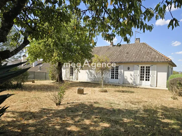 Maison de caractère avec jardin arboré et fort potentiel