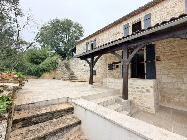 Maison en pierre avec point de vue dominant