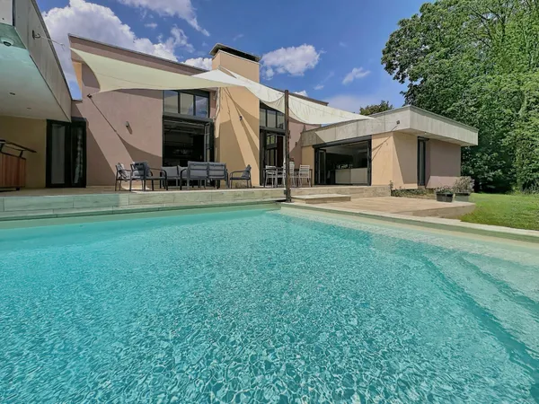 Propriété hors norme au style contemporain