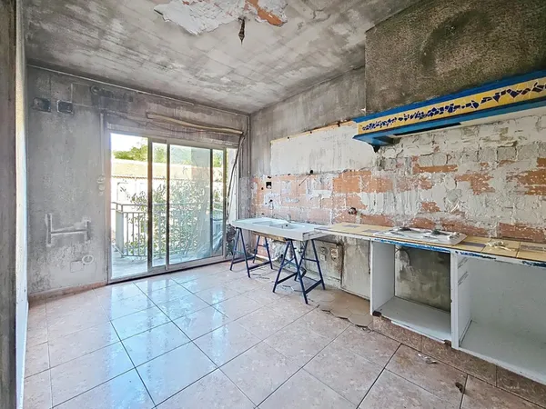 Un vaste appartement de 164 m² à rénover, au dernier étage, avec balcon et vue dégagée.