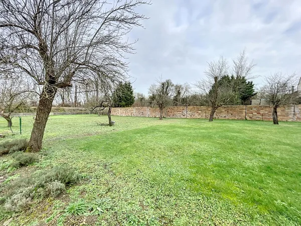 Situé à Champigny (89340)