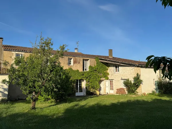 Maison de caractère en pierre 195 m² + dépendances et studio
