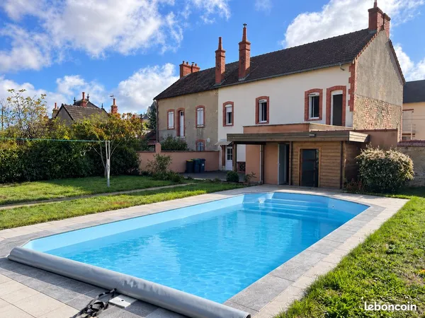 Sancoins - une maison, deux accès, une piscine