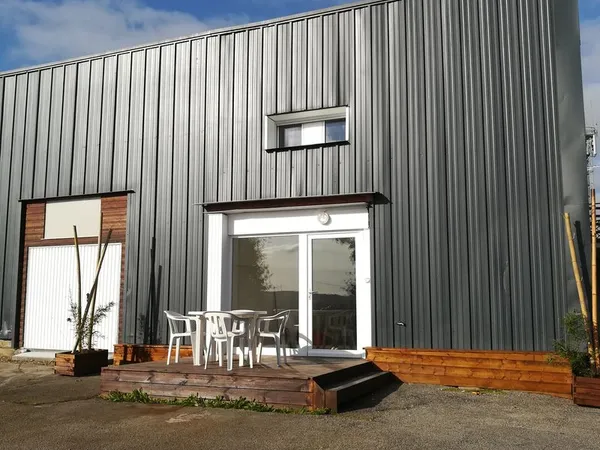 Entrepot/Garage + grande maison