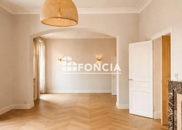 Appartement haussmannien au Quai de la Fontaine