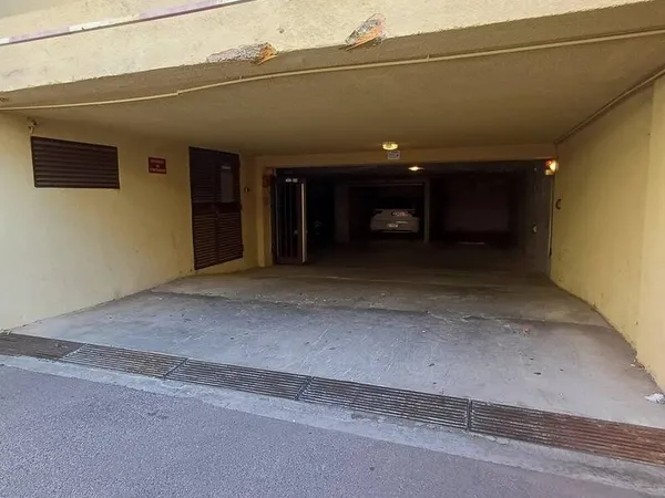 Rare en plein centre-ville - Double garage avec espace de rangement attenant