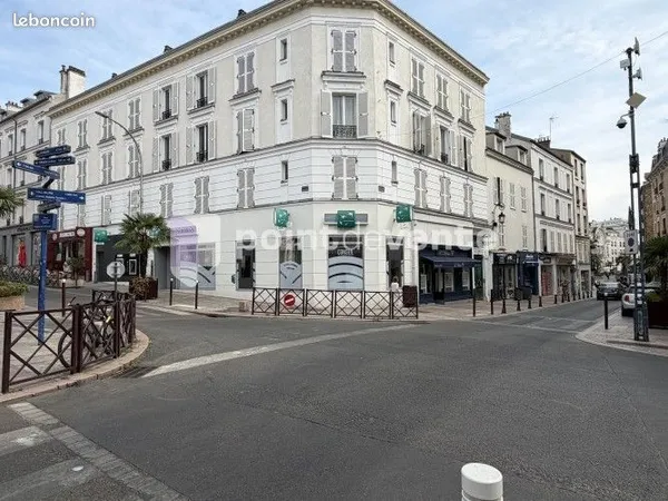 Commerce habillement/textile 93 m²