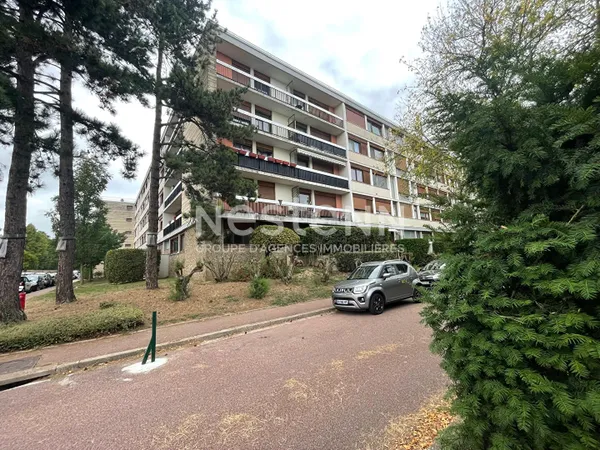 A vendre à CHILLY-MAZARIN, un studio avec balcon, cave et place de parking privative.