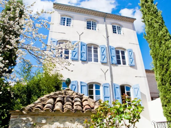 Maison de ville élégamment restaurée avec piscine