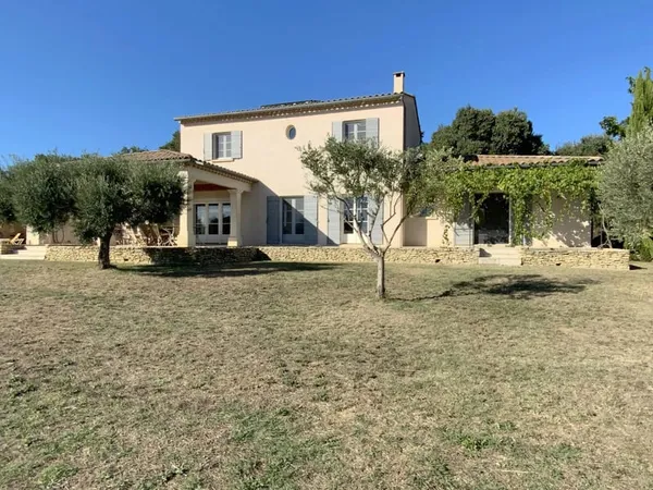 Propriété située à Uzès dans un secteur résidentiel.