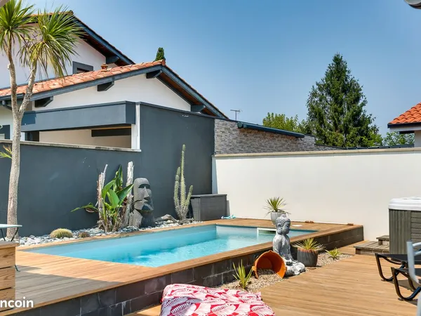 Maison de plain-pied rénovée avec piscine et jacuzzi