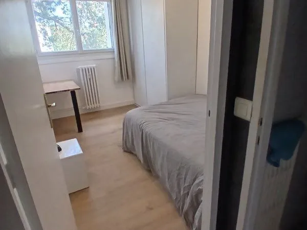 Chambre, disponible à la collocation