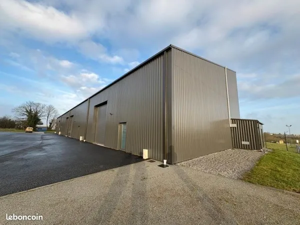 LOCAL D'ACTIVITE 200 m² VITRE