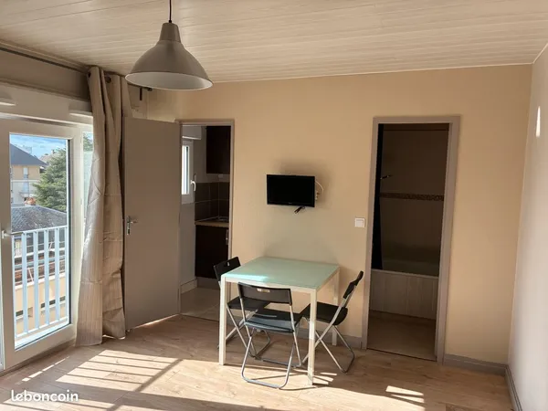 Studio lumineux avec parking et cave - Centre d'Orléans