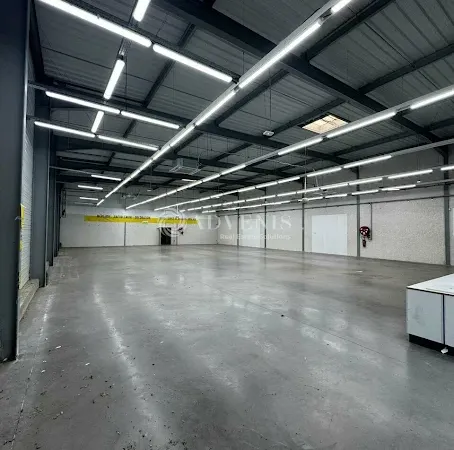Local 745 m²