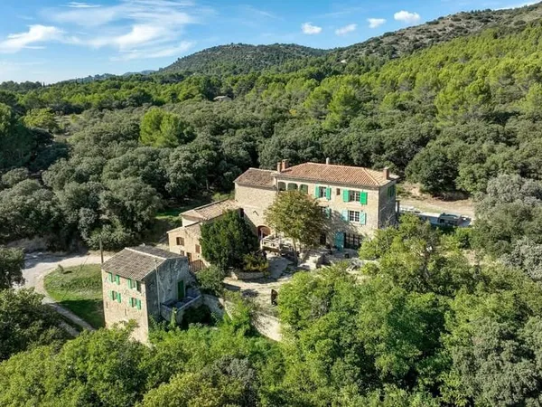 Propriété en pierre exceptionnelle avec ferme de truffes sur parc privé de 8,5 hectares
