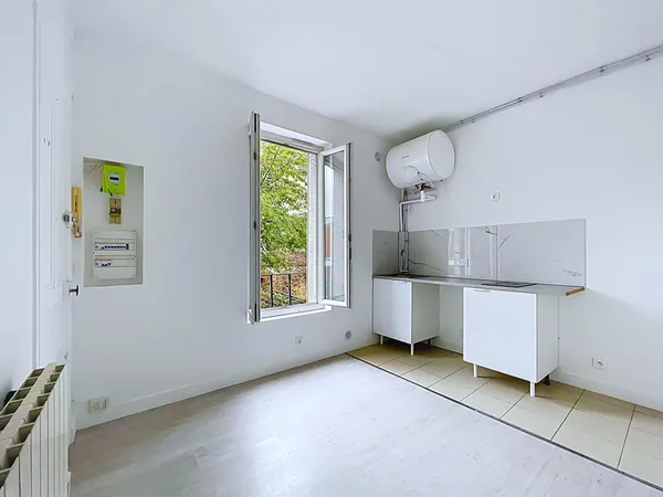 Studio rénové au calme à 10 min du métro ( L8 )
