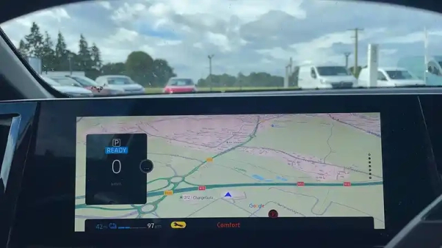 Renault Megane e-tech ev40 130ch standard charge — photo 3