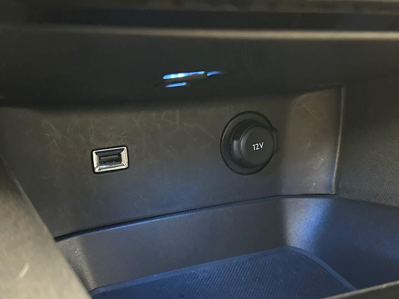 Peugeot 3008 hybrid4 300 e-eat8 gt — photo 28