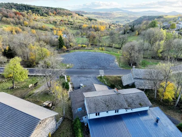 Ténement immobilier d'environ 500 m2 avec 8000 m2 de terrain et étang.
