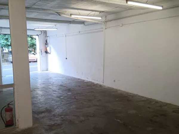 local de 95 m², avec un wc et évier,