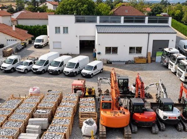 À louer - Dépôt professionnel 300 m² + bureaux + cour 2 000 m² - Lempdes