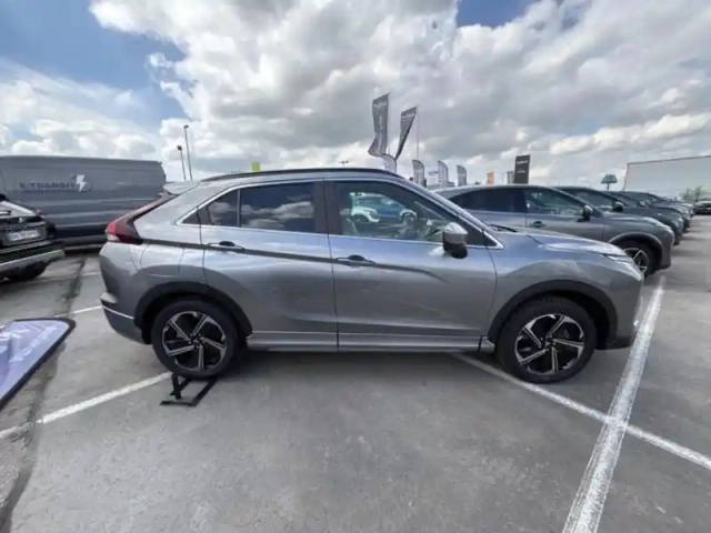 Mitsubishi Eclipse cross 2.4 mivec phev 188ch instyle 4wd — photo 4