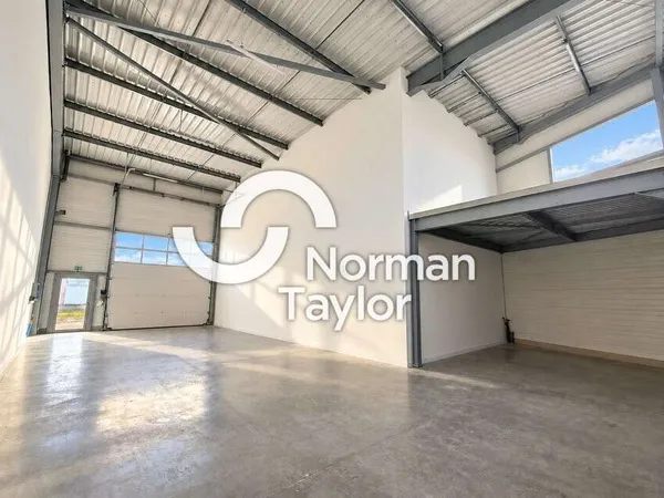 Local d'activité neuf 214m² à louer à Bayonne