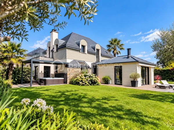 Maison 10 pièces 252 m²
