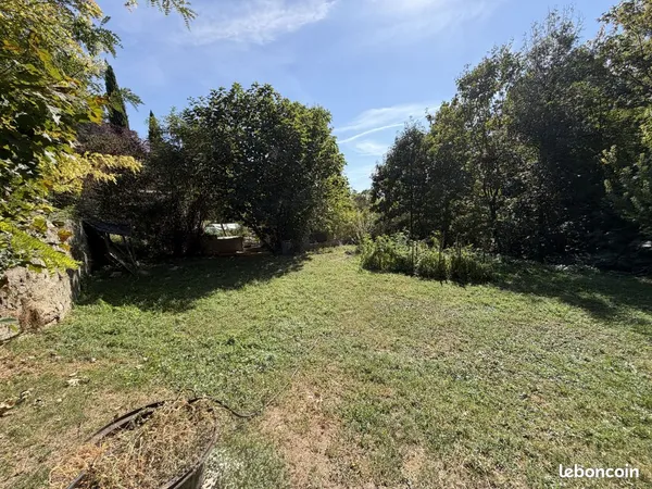 Terrain constructible de 1 200 m² - Au coeur du vieux village d'Anjou