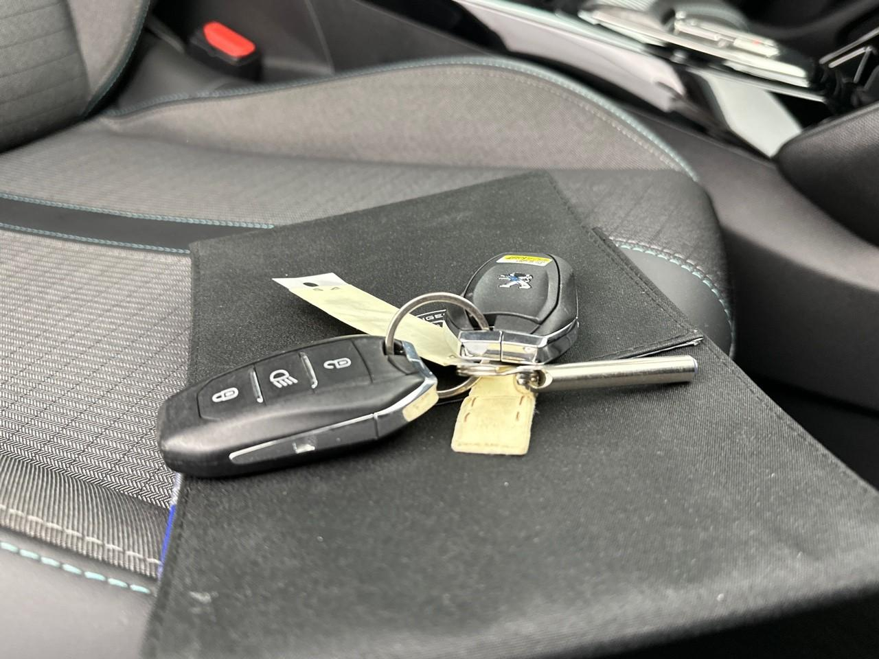 Peugeot 2008 puretech 130 s&s eat8 allure pack — photo 33