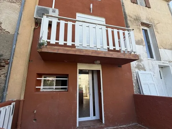 Maison de village avec cour et balcon