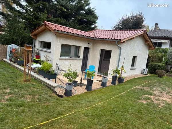 Maisonnette dans la verdure