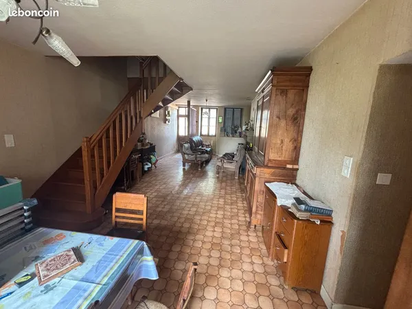 À 10 km de Moulins. Commune de Souvigny. Maison de bourg avec terrasse et terrain