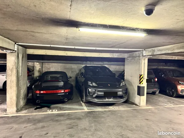 Parking sécurisé — compatible 4x4 — Rue Rennequin, Paris 17e