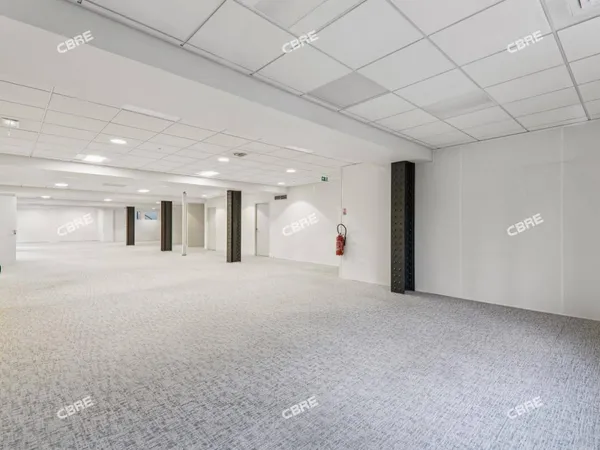 Bureau 749 m²