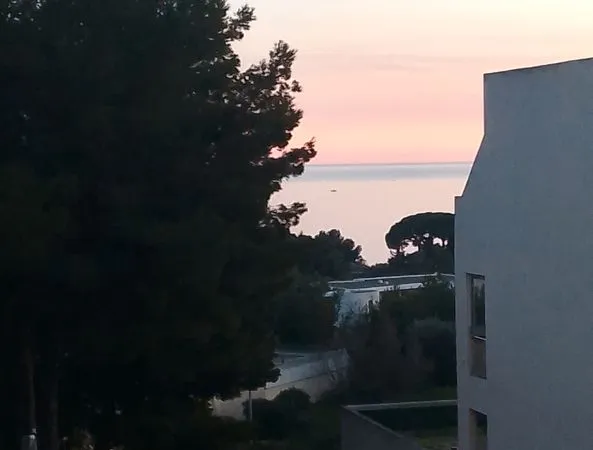 STUDIO 21 m² ET LOGGIA DE 6 m²