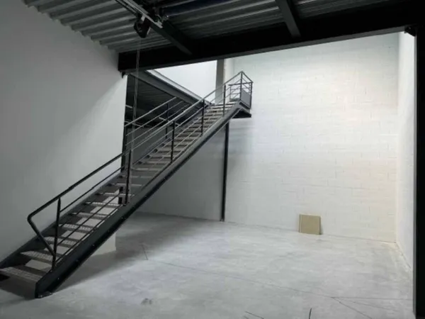Local d'activité 243 m²