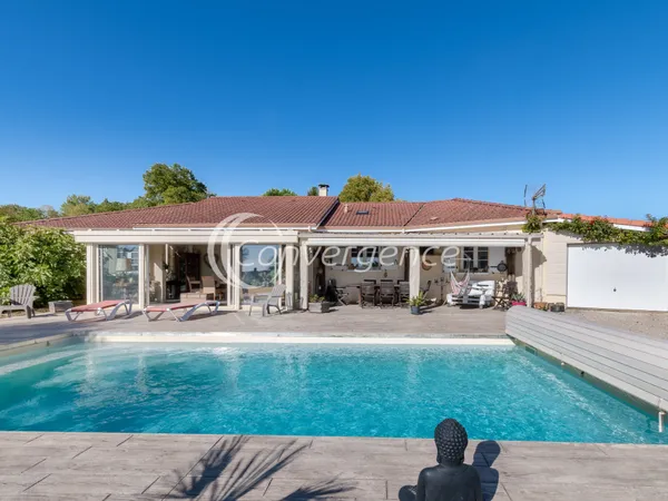 Maison plain-pied - 4 chambres - 2 garages - Piscine