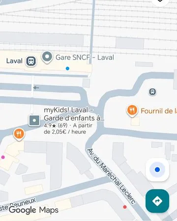 Parking privé sur parvis de la gare de Laval