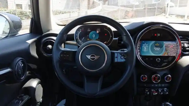 Mini Mini hatch 3 portes cooper 136 ch dkg7 — photo 6