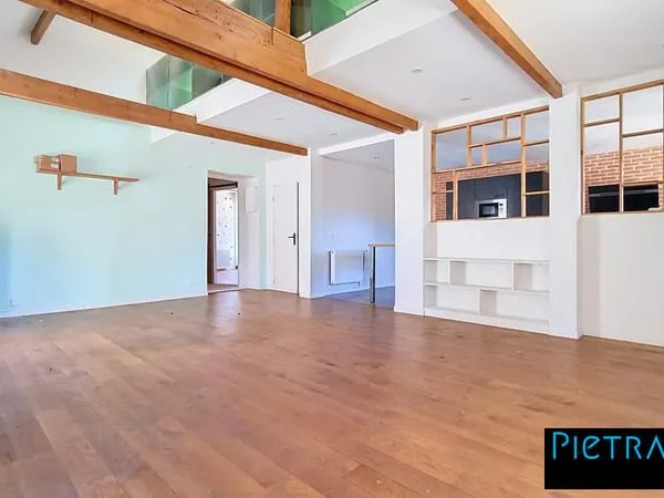 Comme une maison de 161m² au sol en parfait état - Parkings