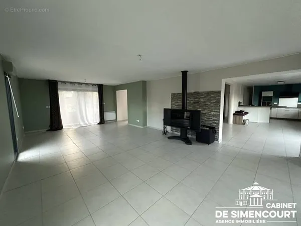 Pavillon individuel avec 6 chambres, garage et jardin