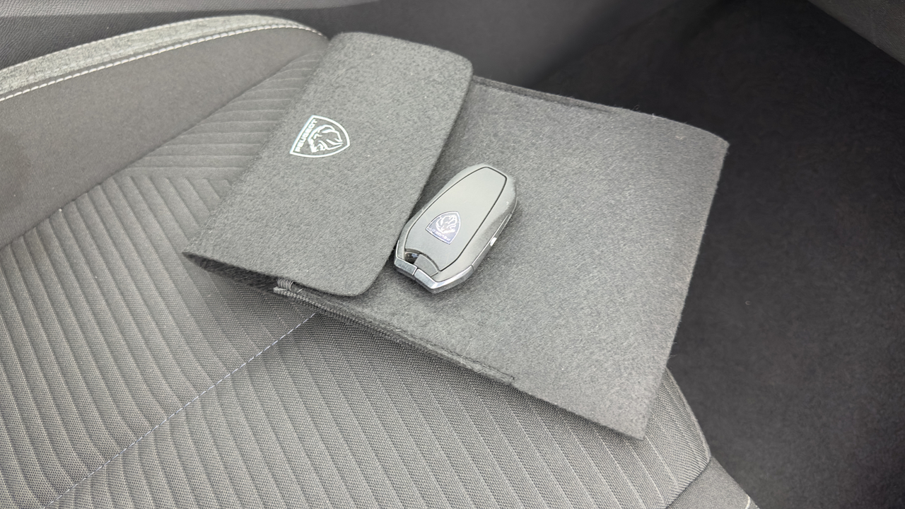 Peugeot 308 SW PHEV 180 e-EAT8 — photo 41