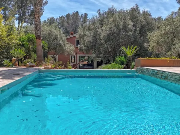 VILLA DE LUXE SUR LES HAUTEURS DE SANARY SUR MER